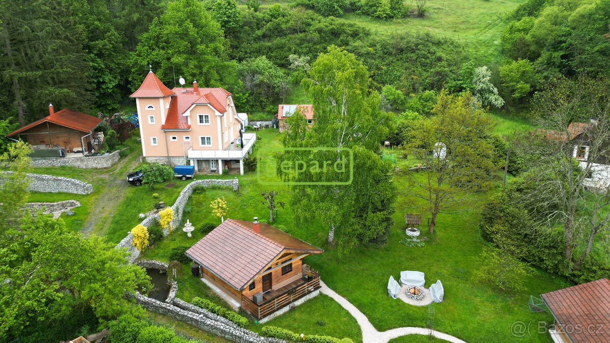 Prodej rodinného domu, tří rekreačních domků, v uzavřeném ar