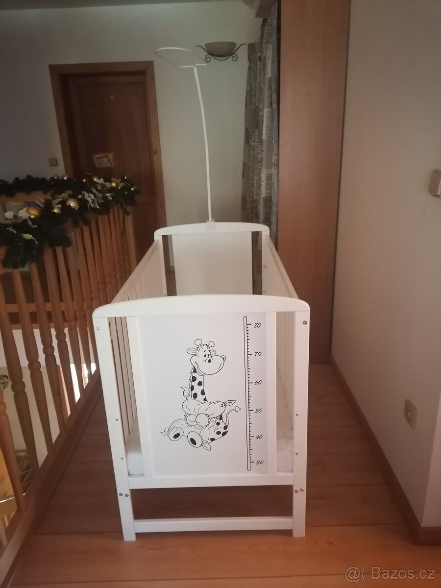 Dětská postýlka s nebesy
