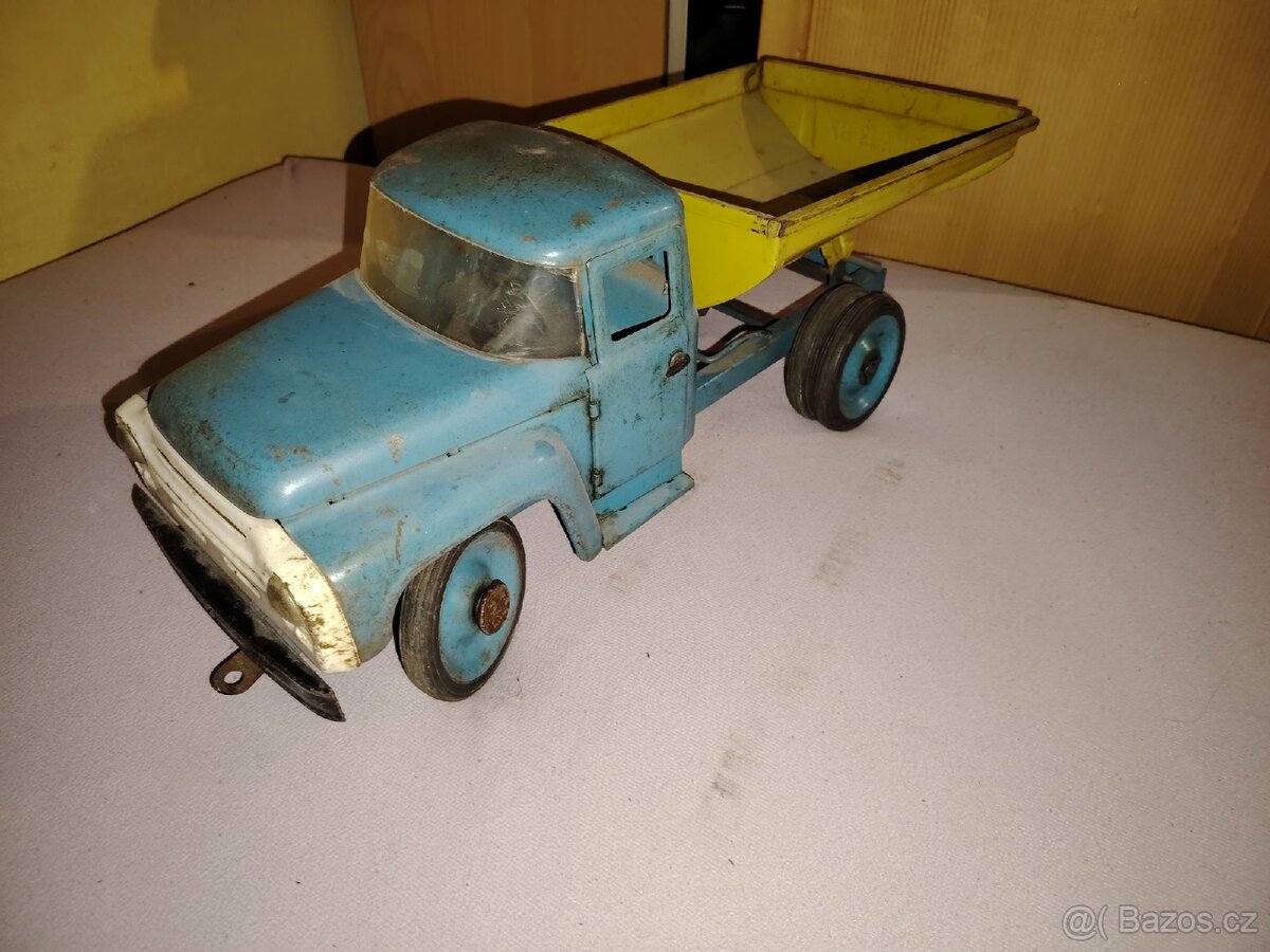 Ruské plechové auto