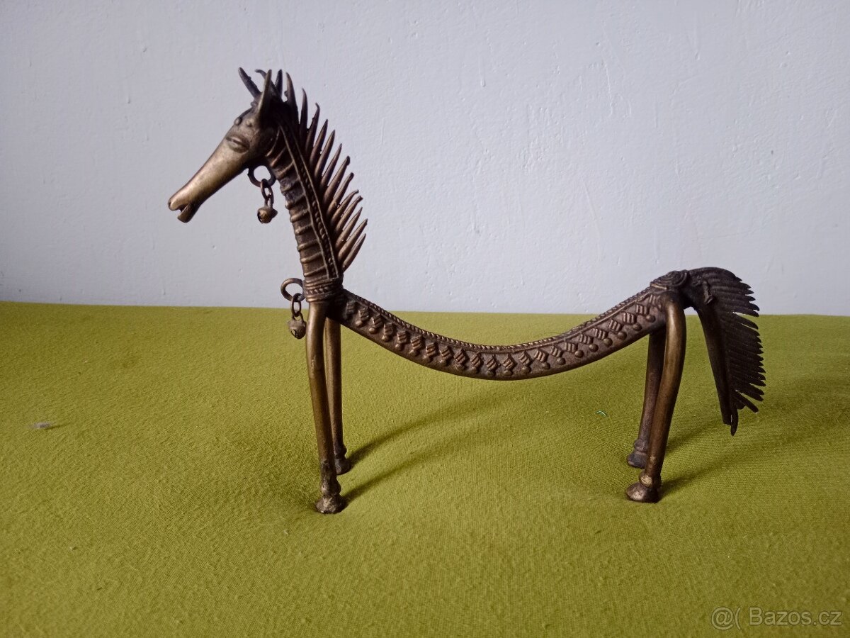 Kůň kmenový, mosazná soška.