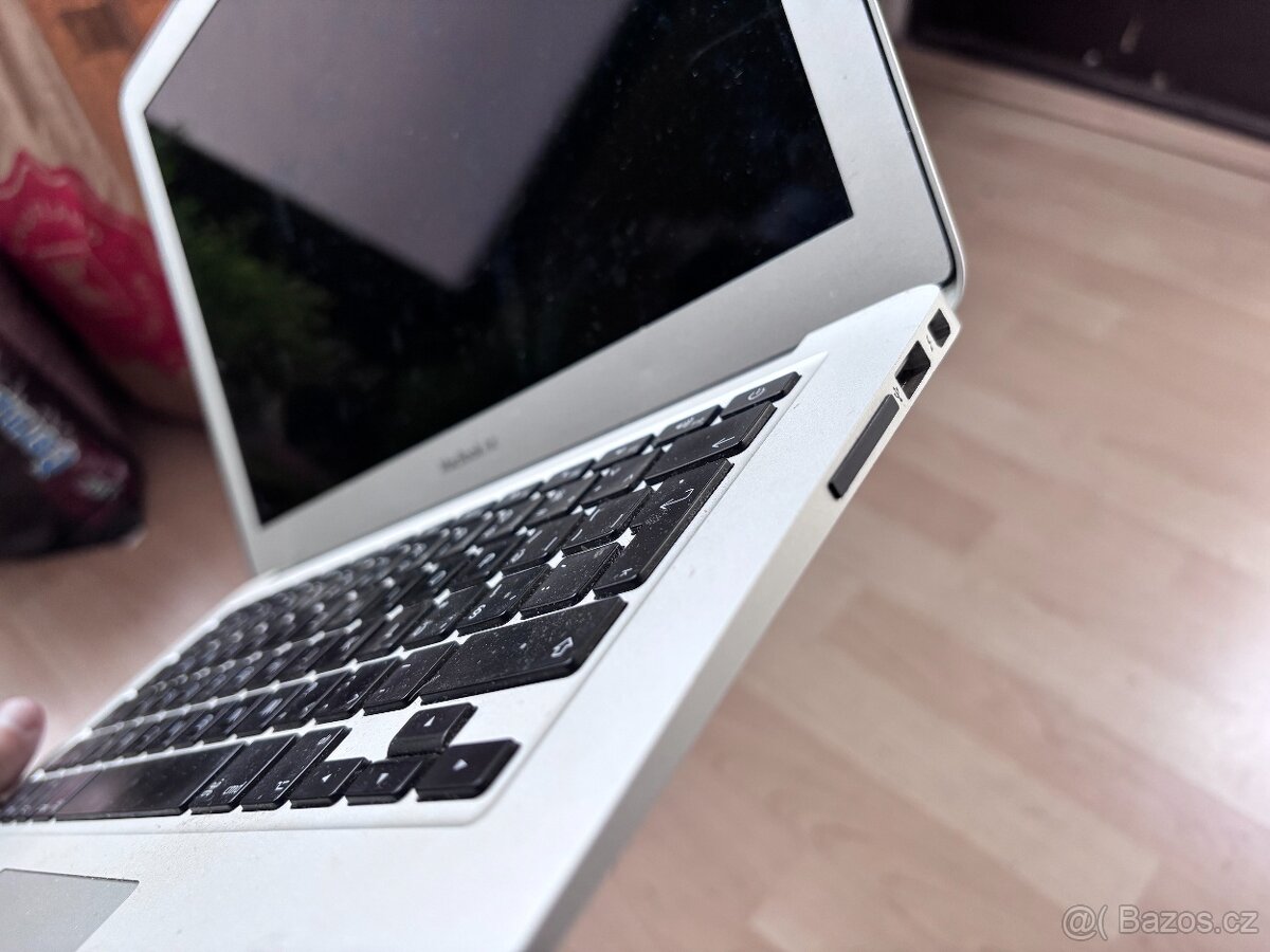 Macbook Air 2015, 256GB, 4GB RAM, 100% stav/vzhled