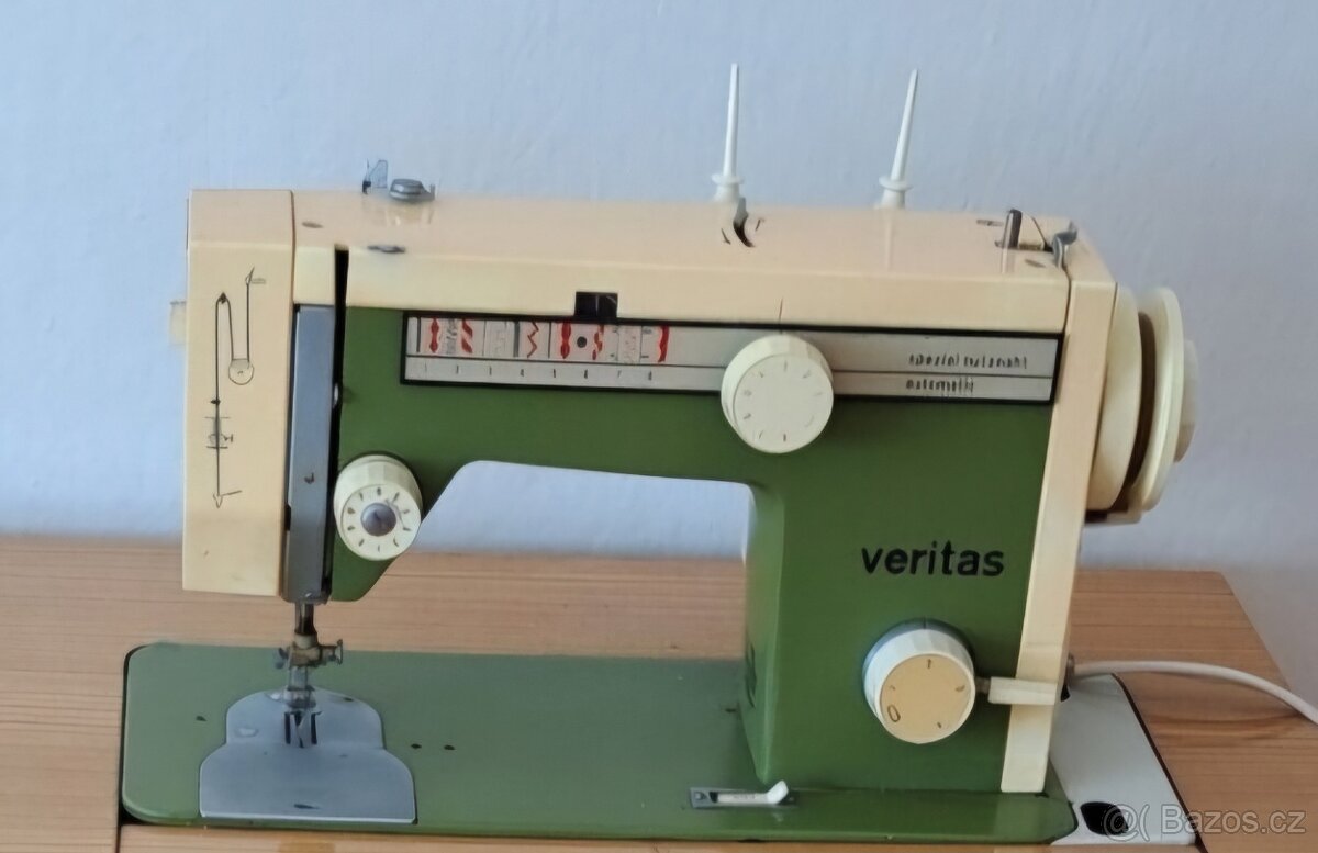 Šicí stroj Veritas ve stolní skříňce