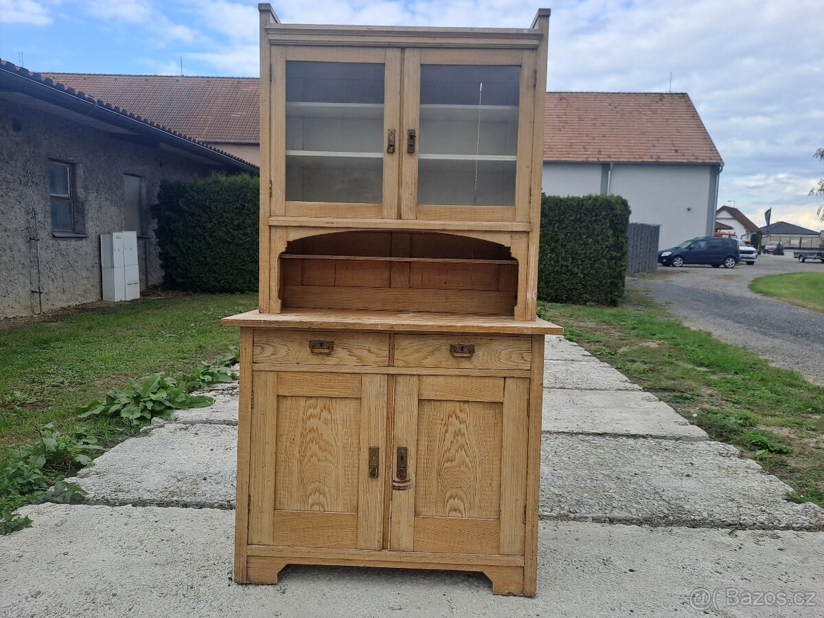 babiččin kredenc na chalupu