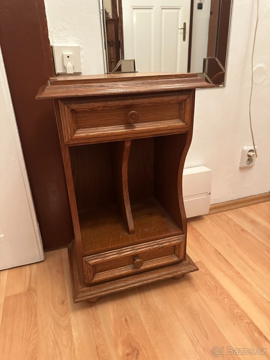 Dřevěná skříňka s úložným prostorem a zásuvkami