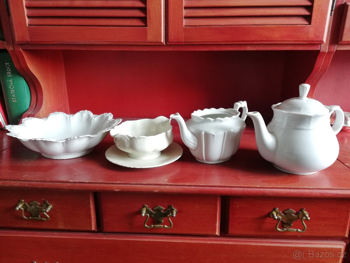 Porcelán čajová konvice, miska, talíř