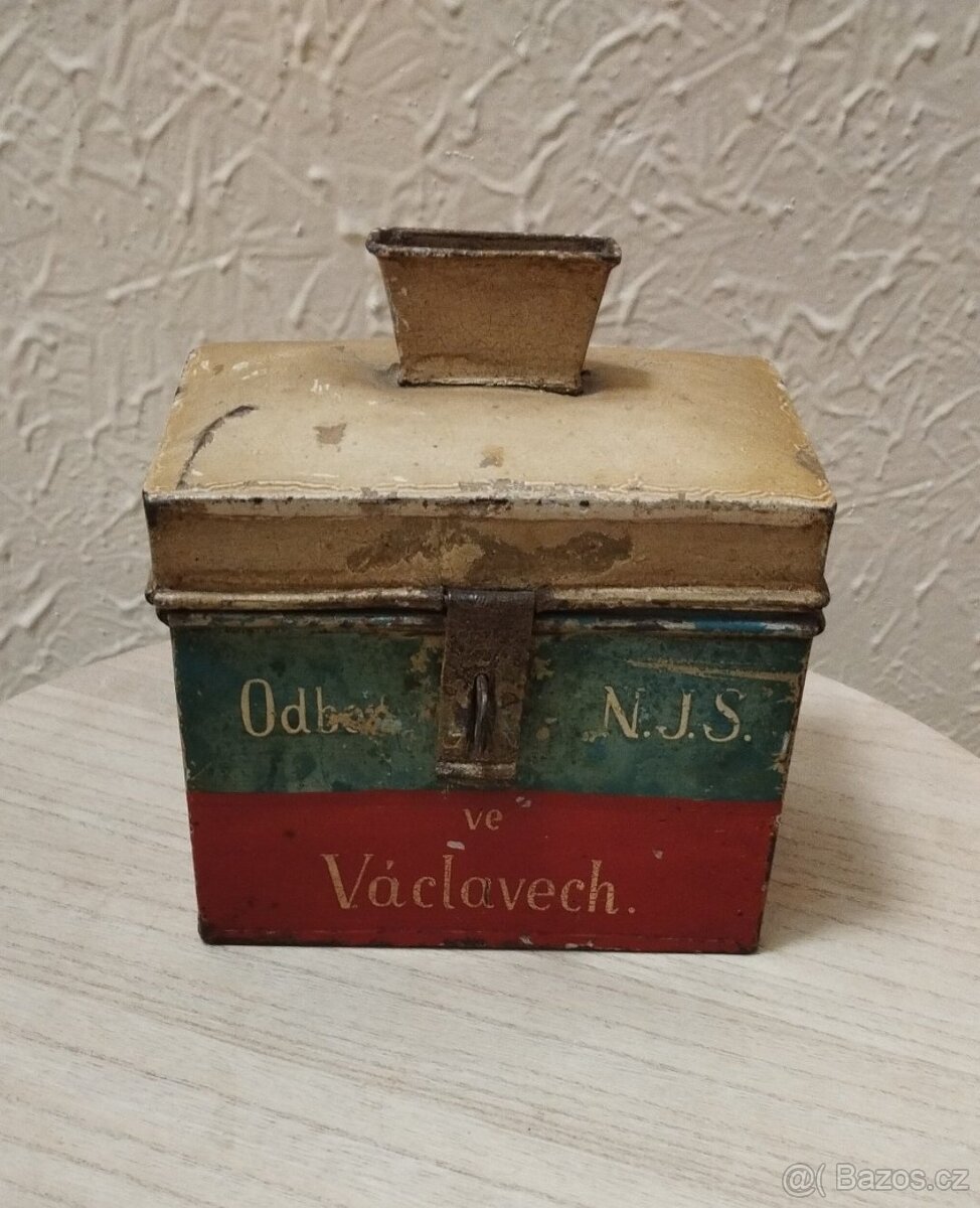 Stará kasička 16x15x11 cm.