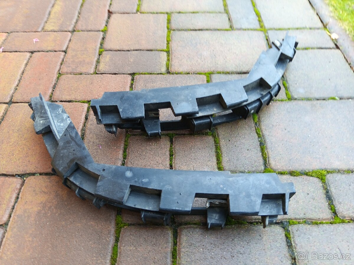 BMW E65 držáky lišt pod zadními světly