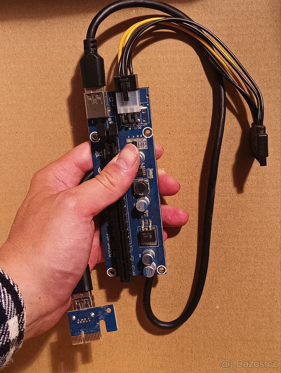 PCI-e riser x1 pro mining a také Akyga adaptér