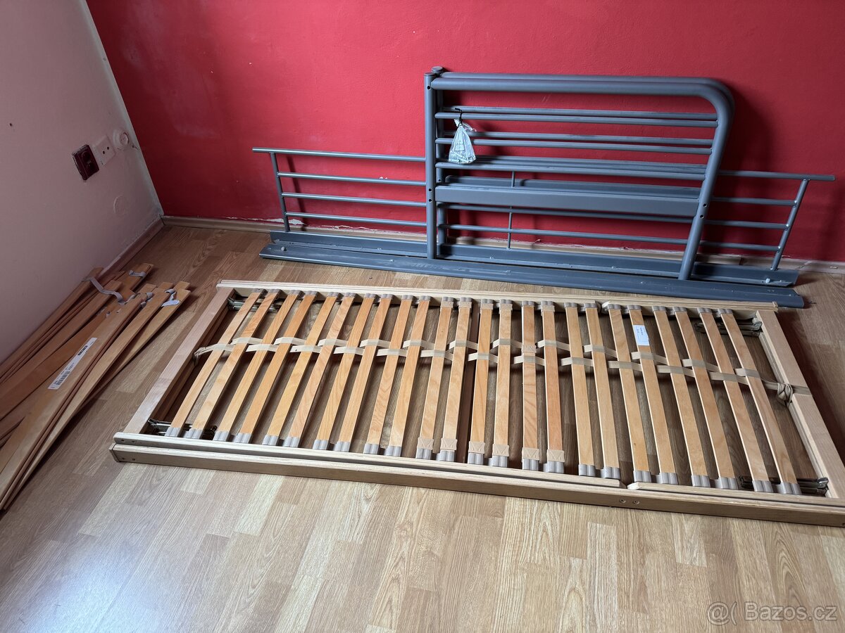 Kovová postel a polohovací rošt