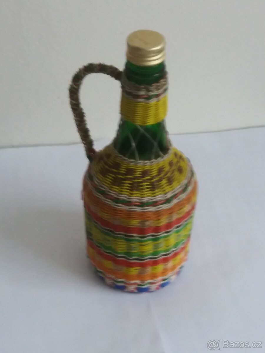 Sklenice opletené.