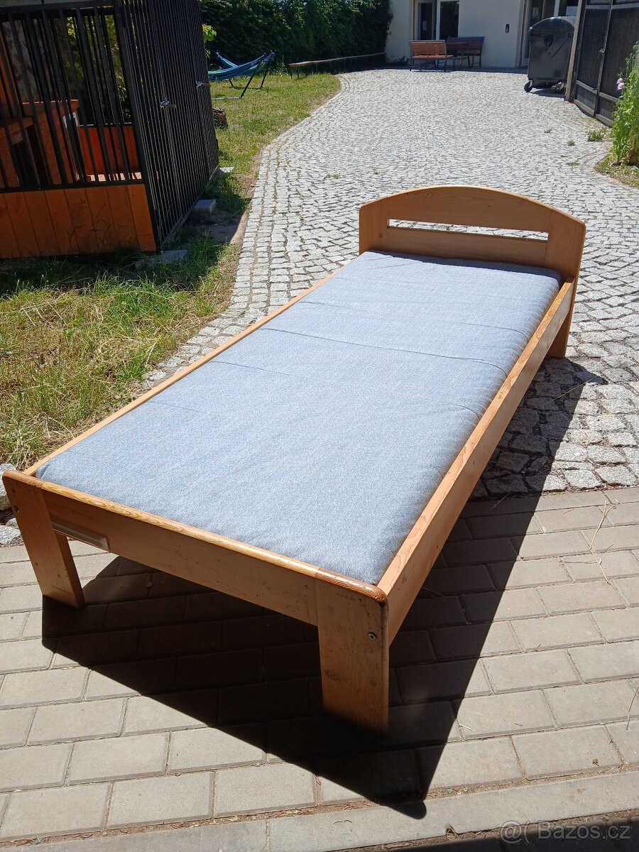 Dřevěná postel 90 x 200 cm
