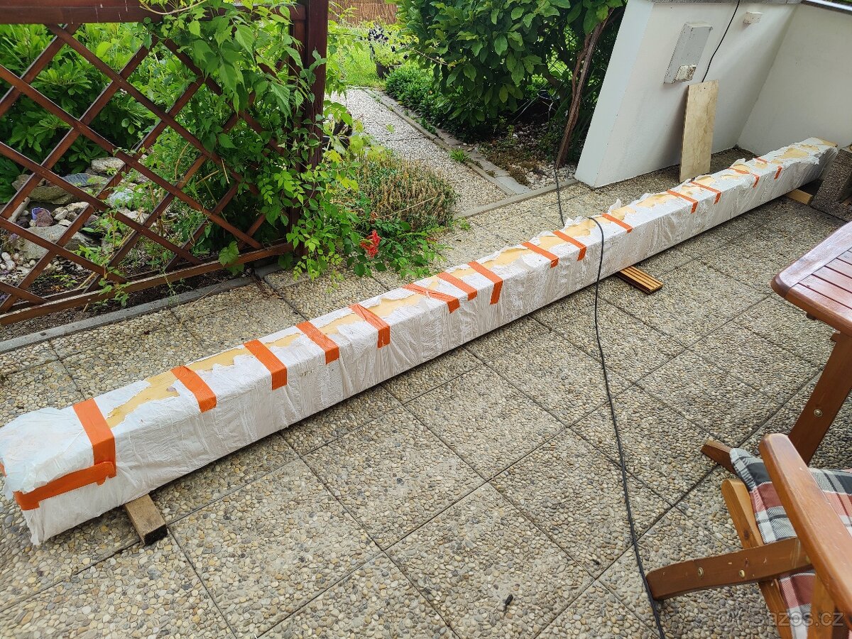 Hoblovaný lepený trám 5m.