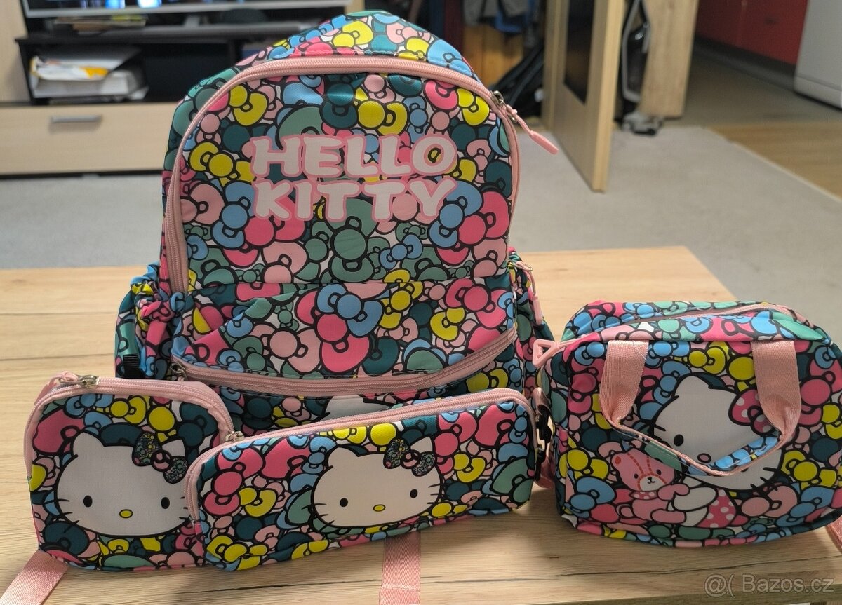 Krásný čtyř dílný set batůžek Hello kitty