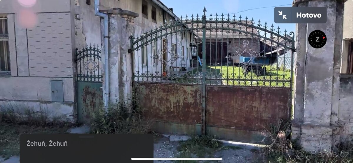 Stará kovaná dvoukřídlá vrata a vrátka