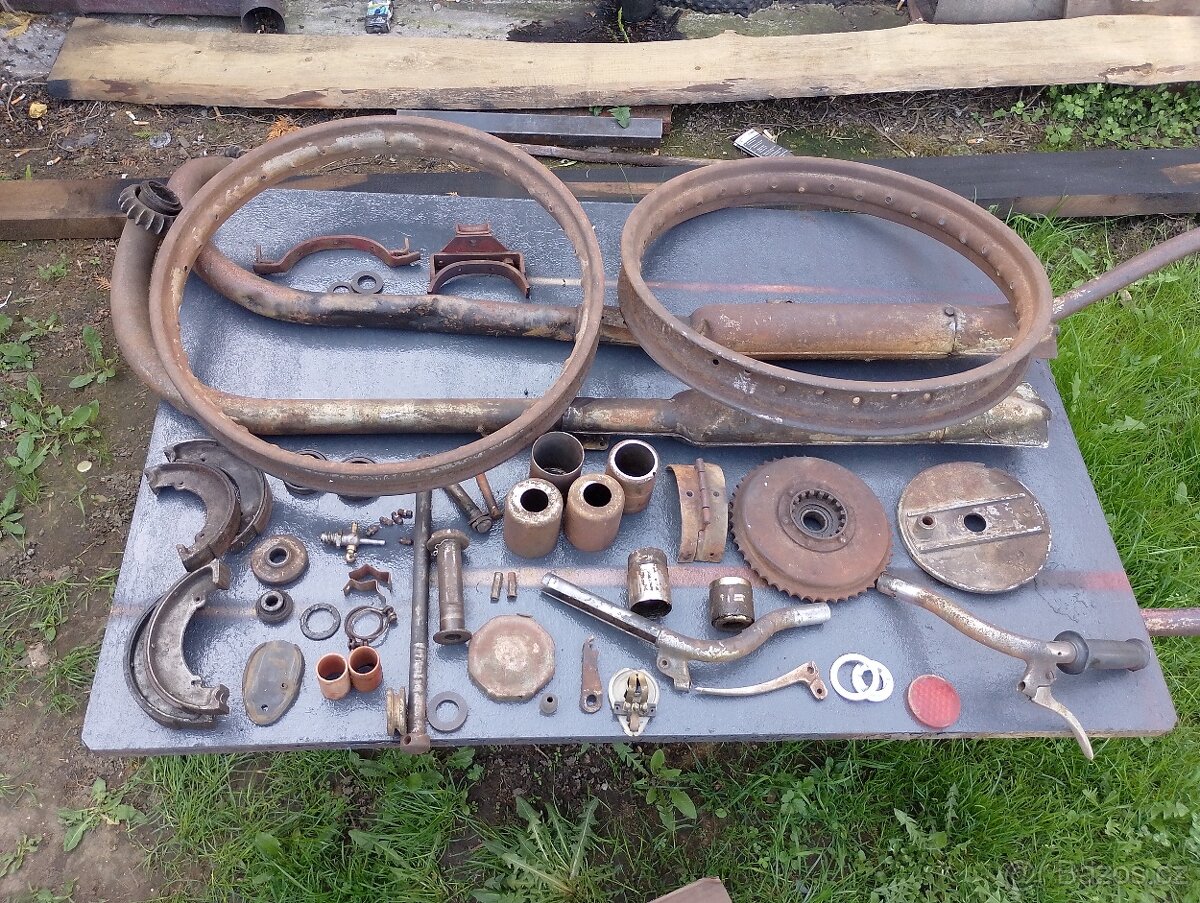 Zbytky po renovaci Jawa pérák