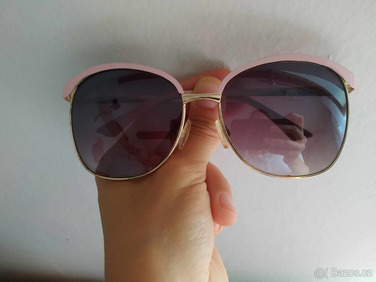 kosmetické zrcátko, hřeben na vlasy, sluneční brýle, štětec