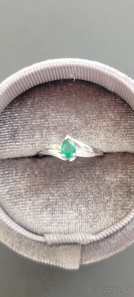 Prstýnek z 14kt bílého zlata se smaragdem vel.54