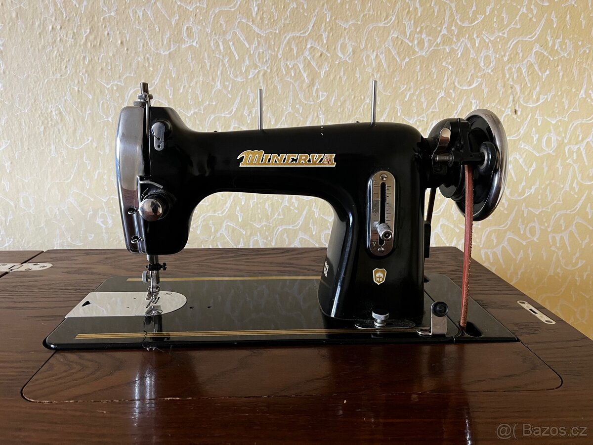 Starožitný šicí stroj Minerva