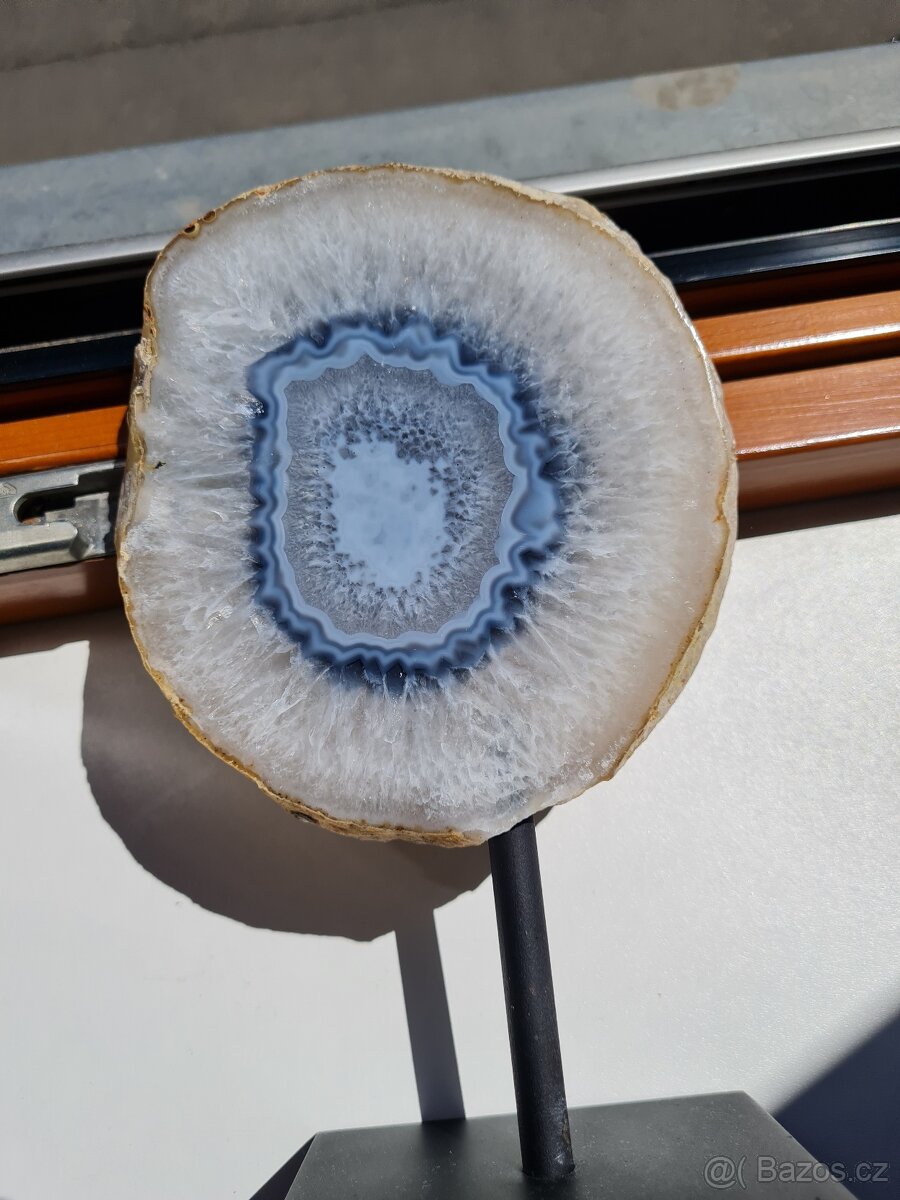 Achátový plátek na stojanku