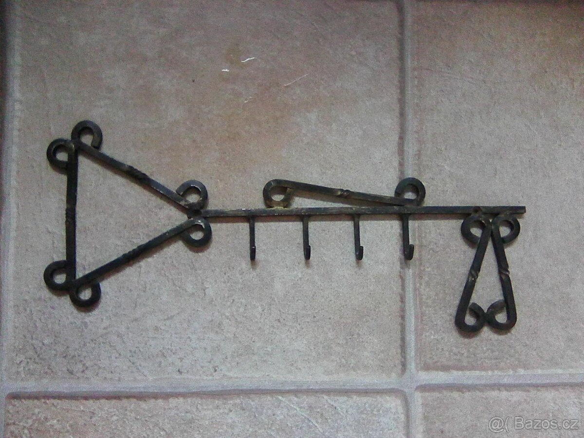 Kovový věšák na klíče ve tvaru velkého klíče, černozlatý,