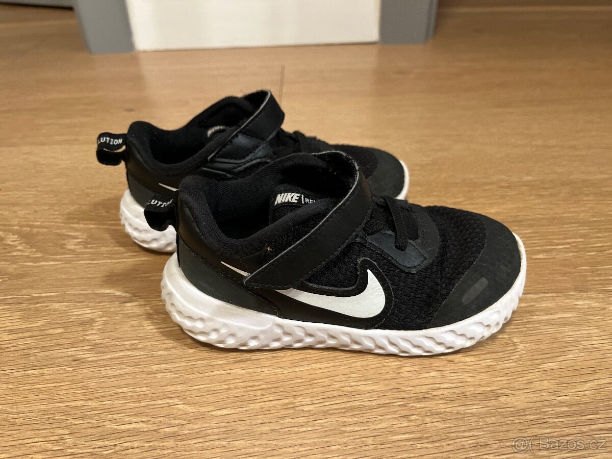 Nike Revolution 26 tenisky