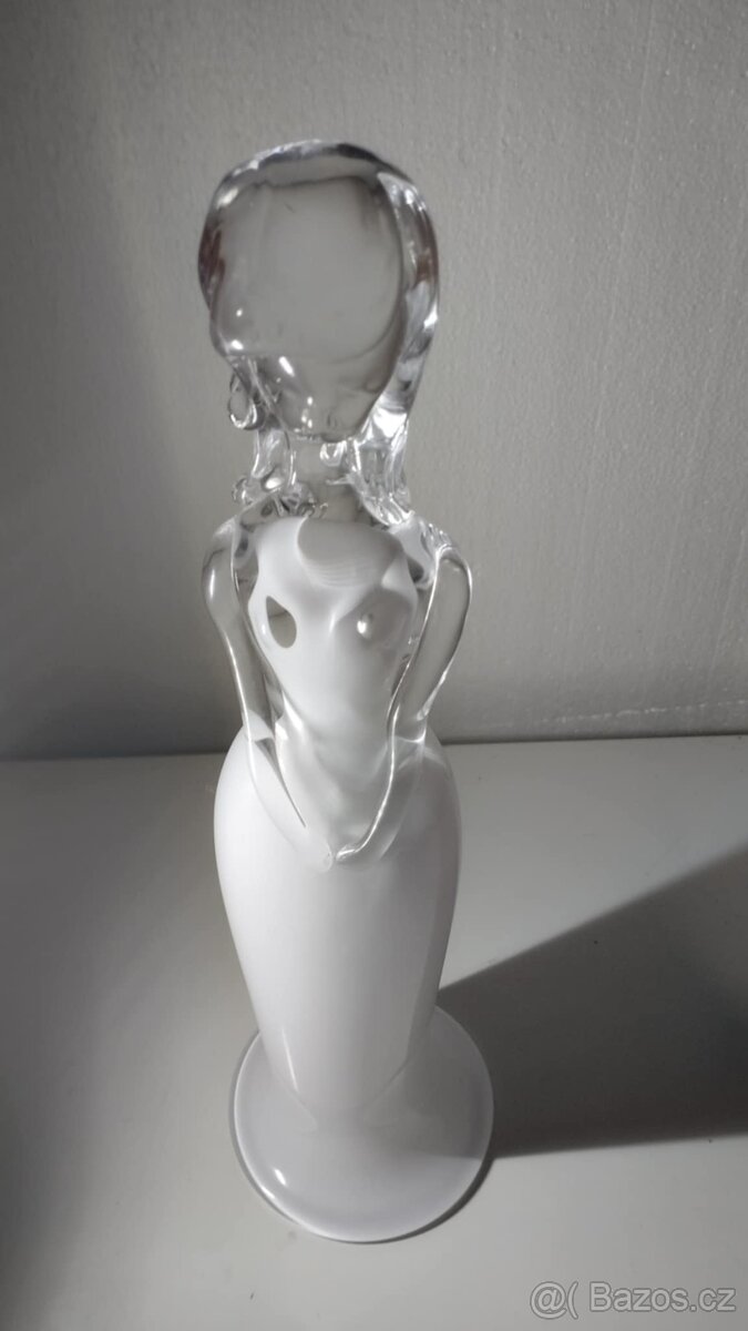 Skleněná figuralní plastika slečny -opal + číré sklo 36 cm