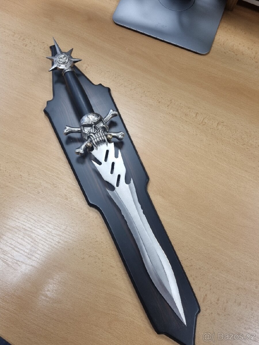 Meč/dýka s lebkou a podkladovou deskou