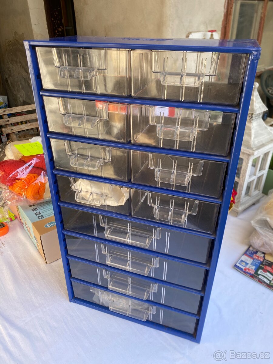 Šuplíkový kompakt na spojovací materiál