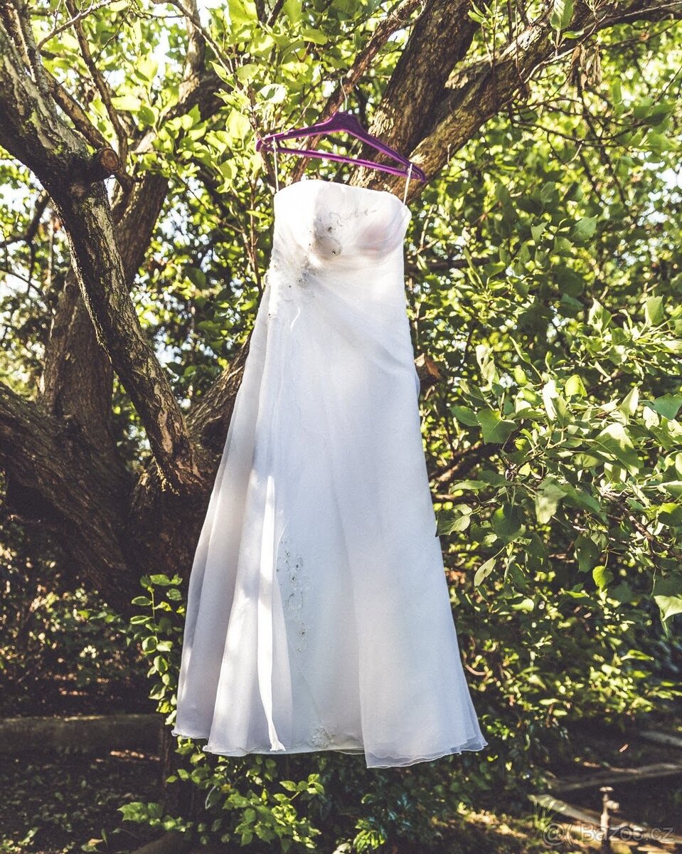 Dlouhé bílé svatební šaty s korálkovým zdobením