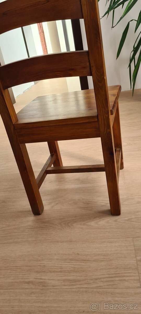 dřevěné židle