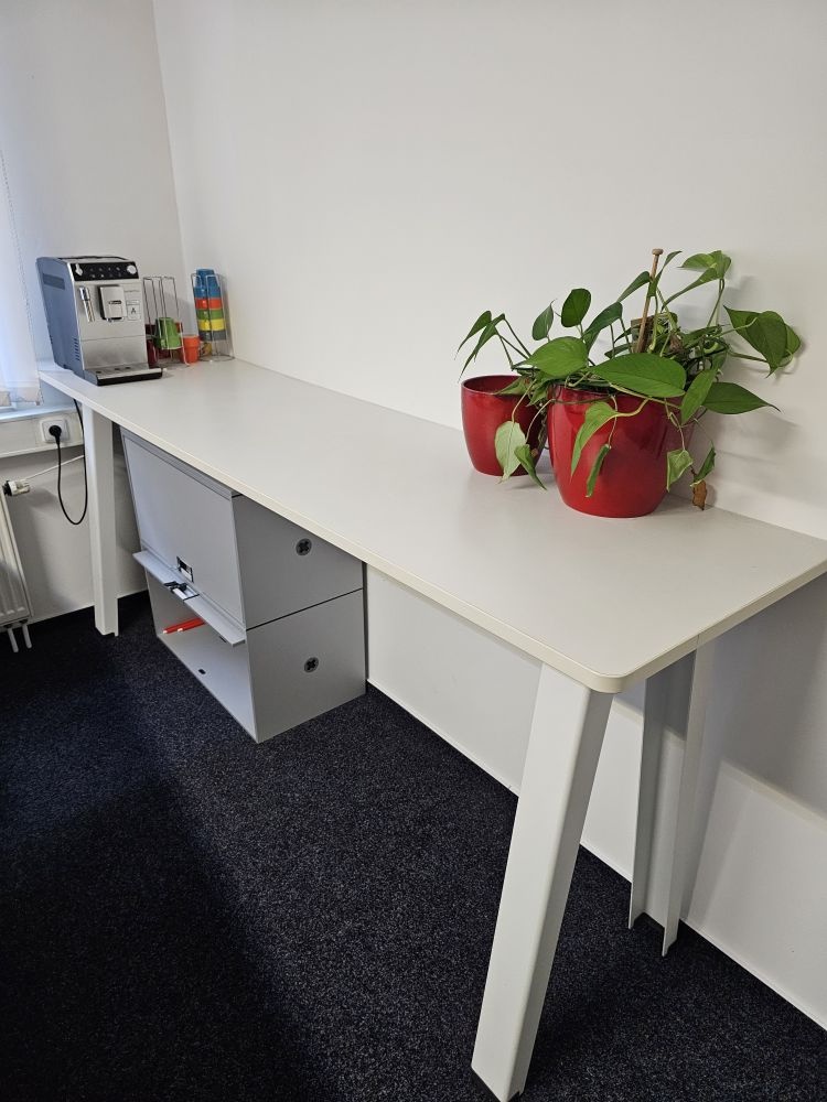 Velký kancelářský stůl + Steelcase B-free lavice