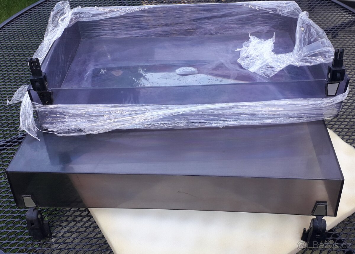 Plexi ke gramofonům Tesla.
