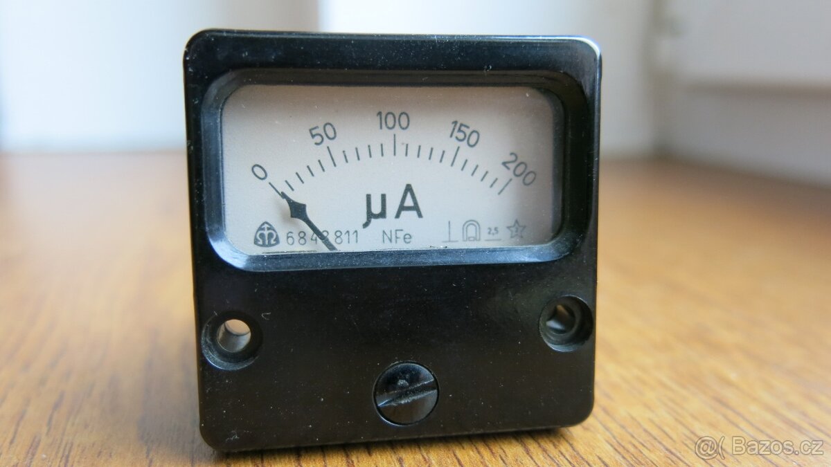 Různé měřicí přístroje pro sběratele