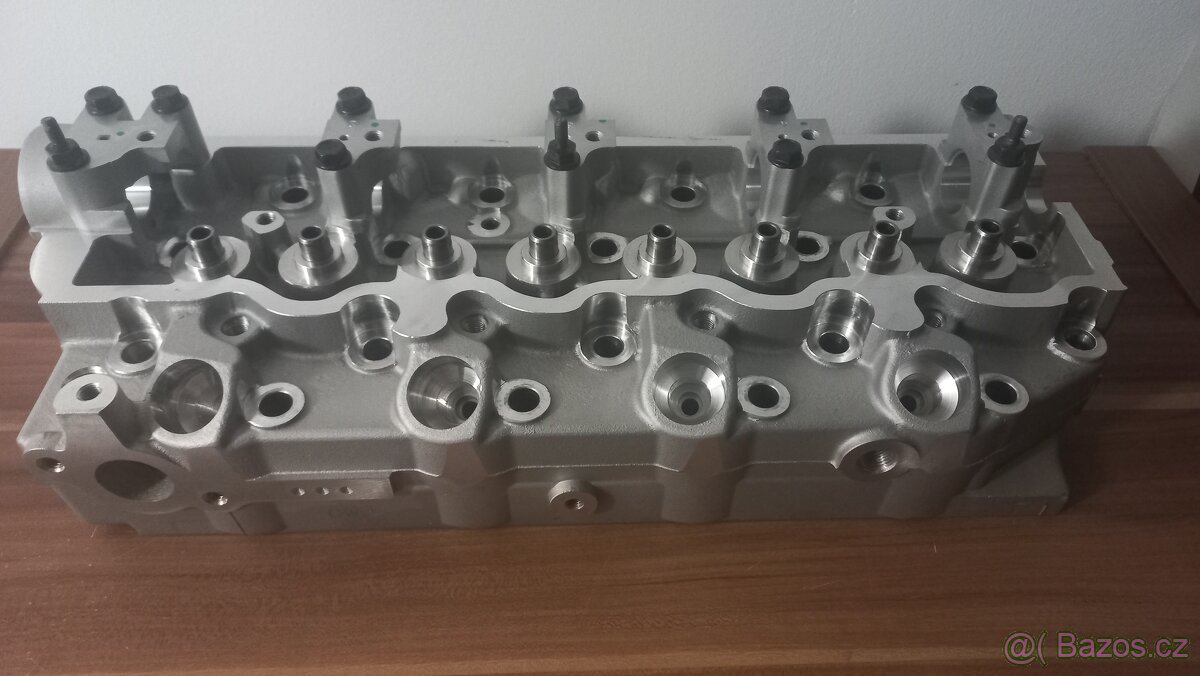 Hlava motoru Kia,Hyundai 2,5 TD 4D56 Nová