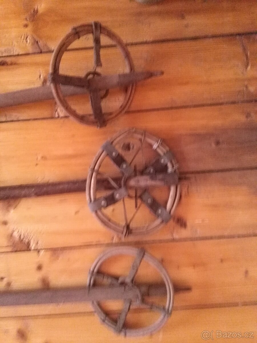 Starožitné lyžařské hole a lyže