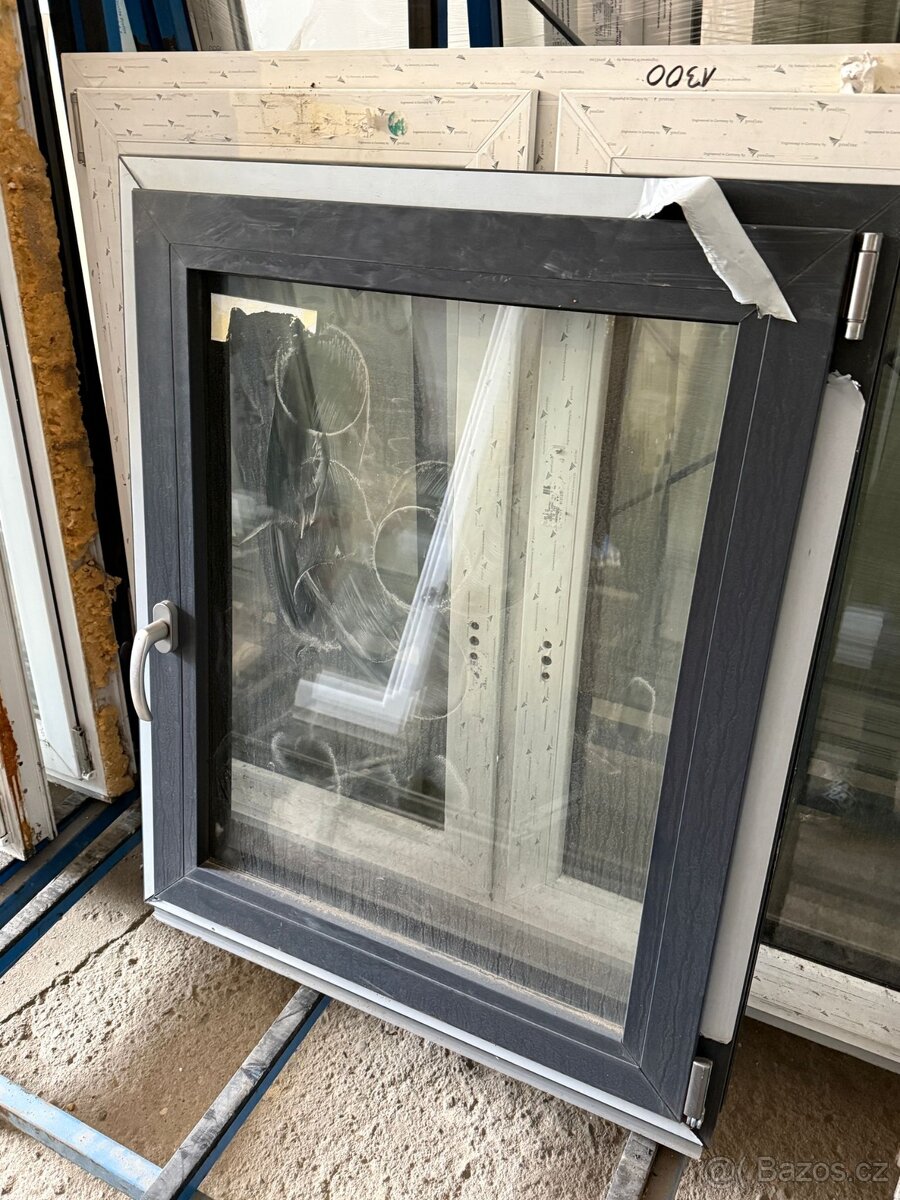 okno plastové 83x100 cm antr./antr 1-křídlé + klika 3-sklo 