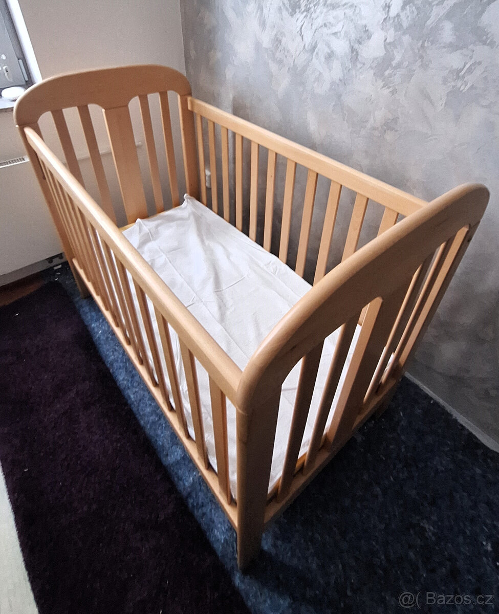 Dětská dřevěná postýlka