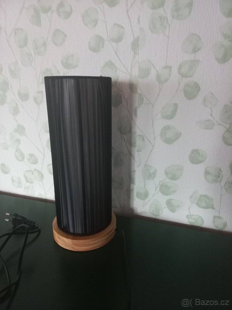 Dvě stolni lampy