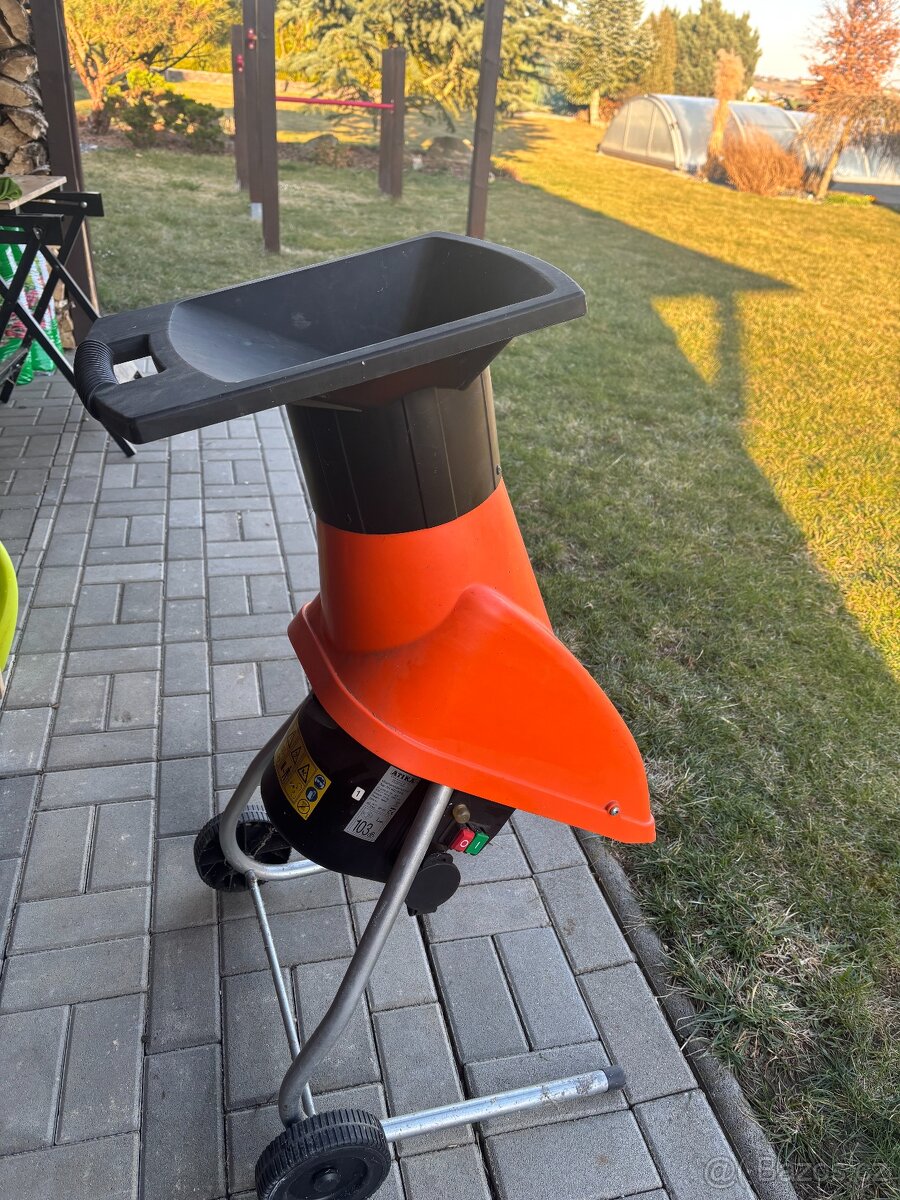 drtička zahradního odpadu a větví