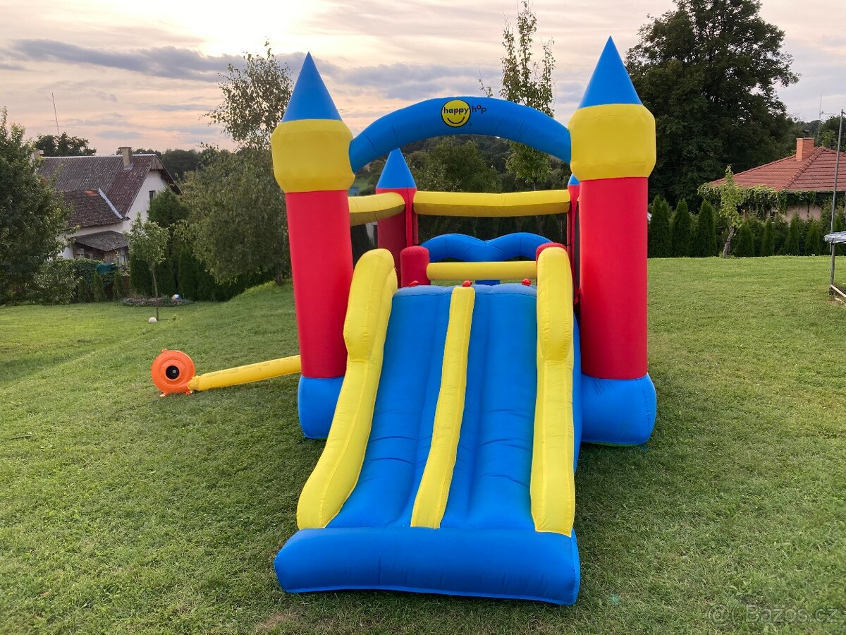 Skákací hrad skluzavka Velikost 11,5m2.