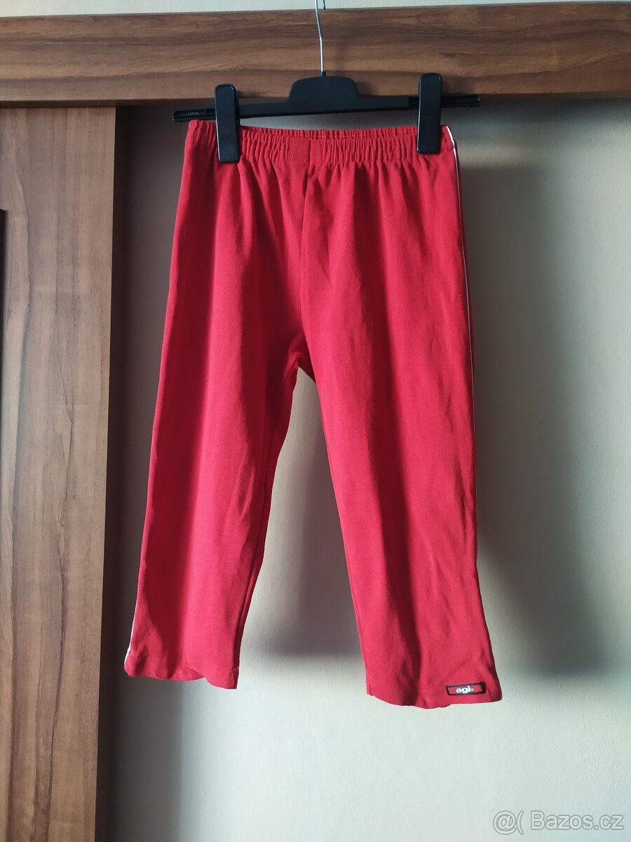 červené třičtvrteční kalhoty