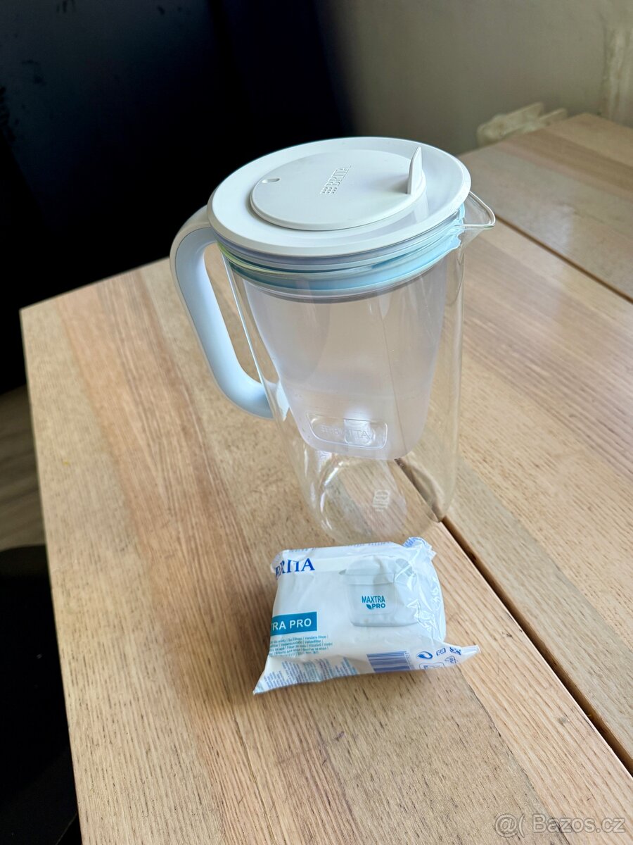 BRITA Sklenená kanvica 2,5 l svetlo modrá