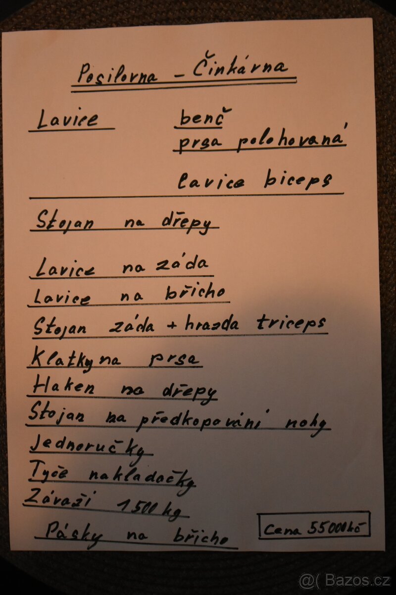činky a posilovací stroje