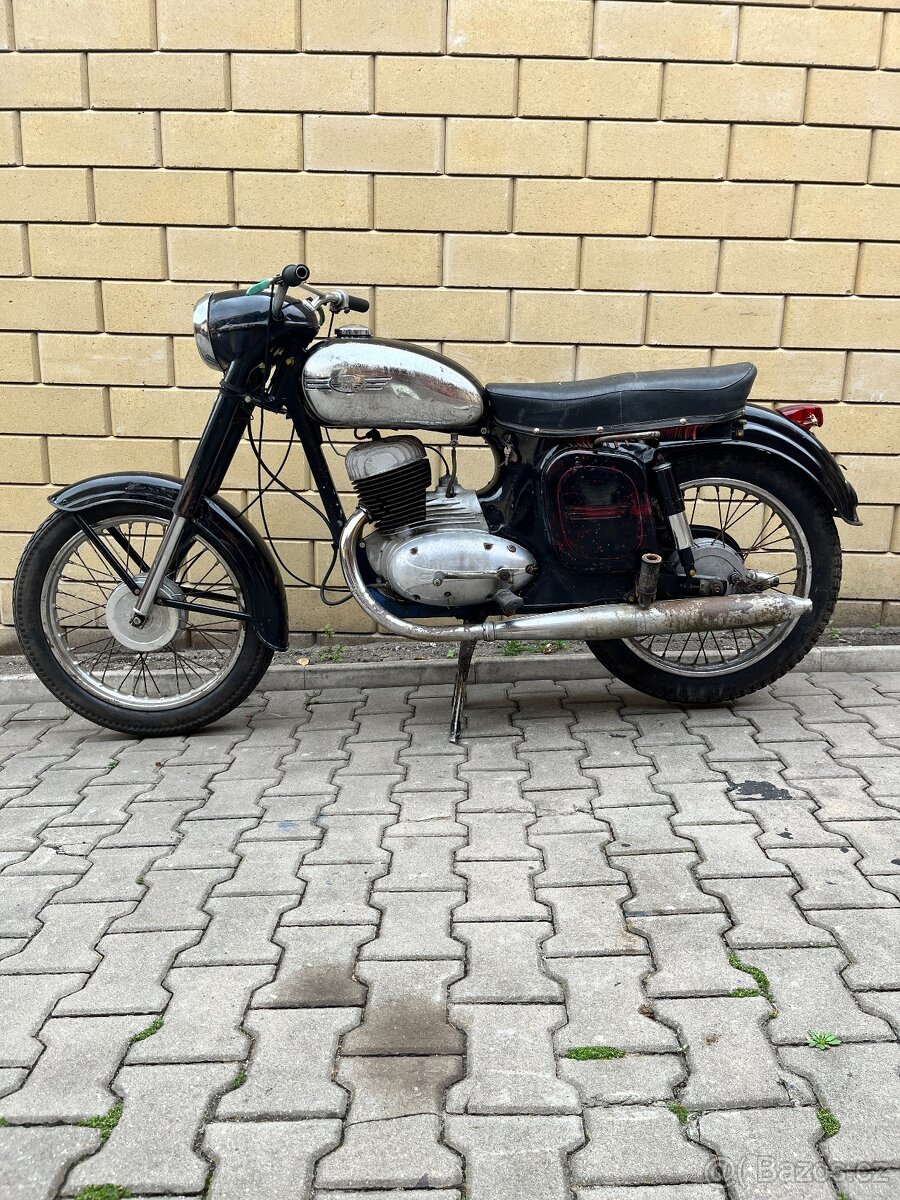 PRODÁM JAWA 250/590 SPORT-PŮVODNÍ ČERNÝ LAK