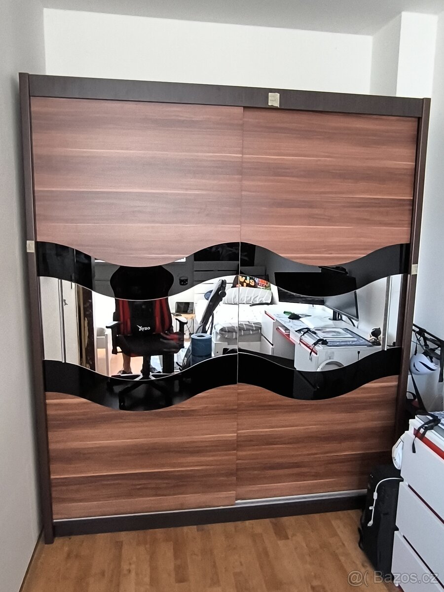 Prodám šatní skříň