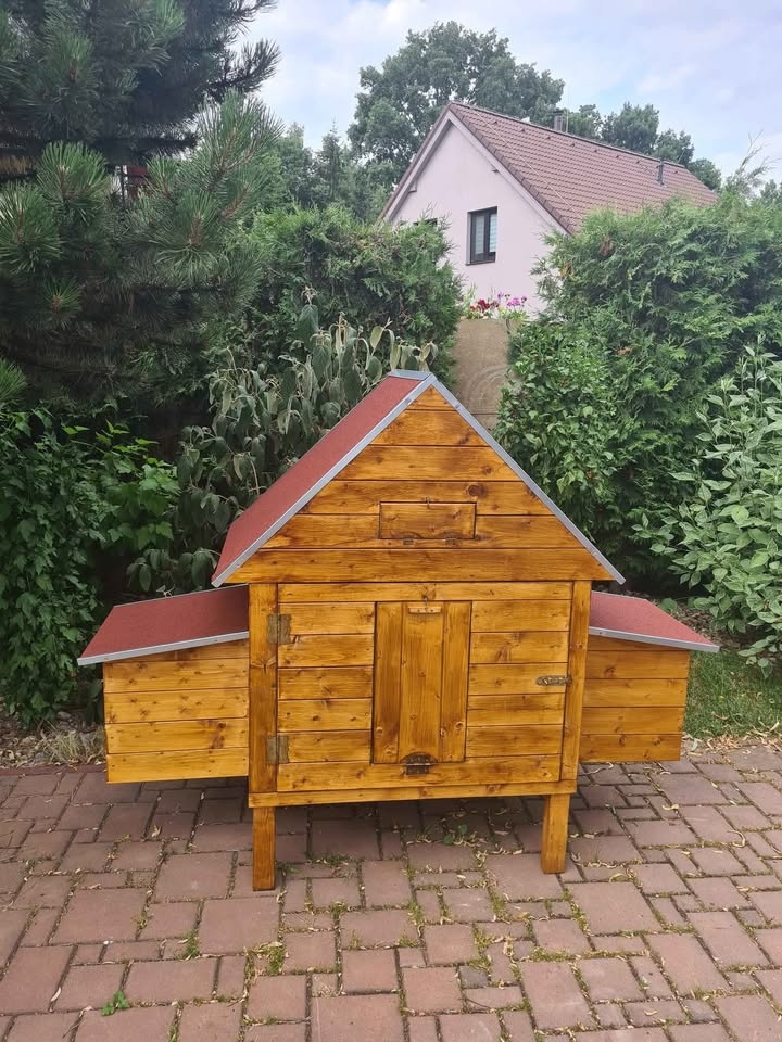 Kurník - zateplený, přírodní smrk/OSB, nátěr zlatý dub 2x