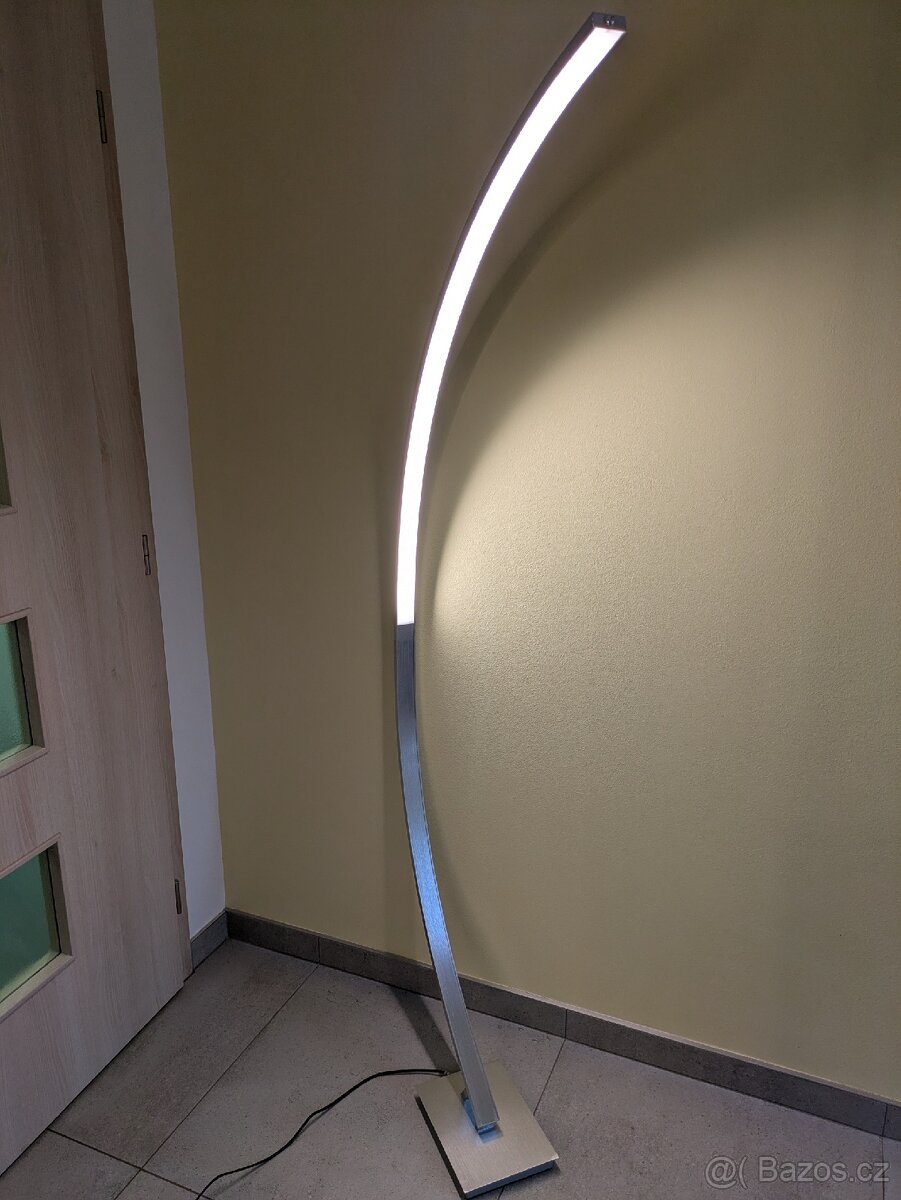 LED stojací lampa stmívatelná