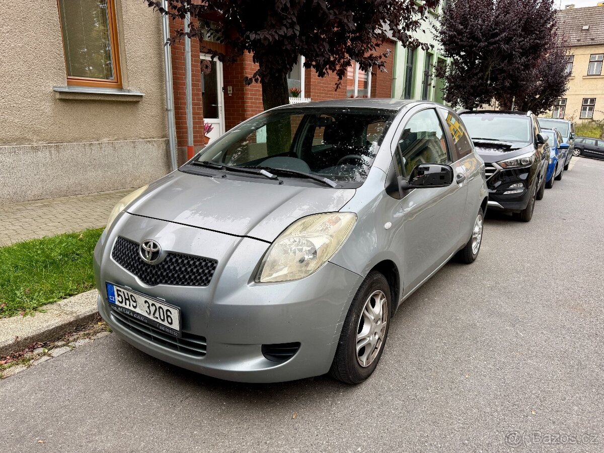 Toyota Yaris 1.0 VVTi, klima, dálnička, zimní pneu ZDARMA