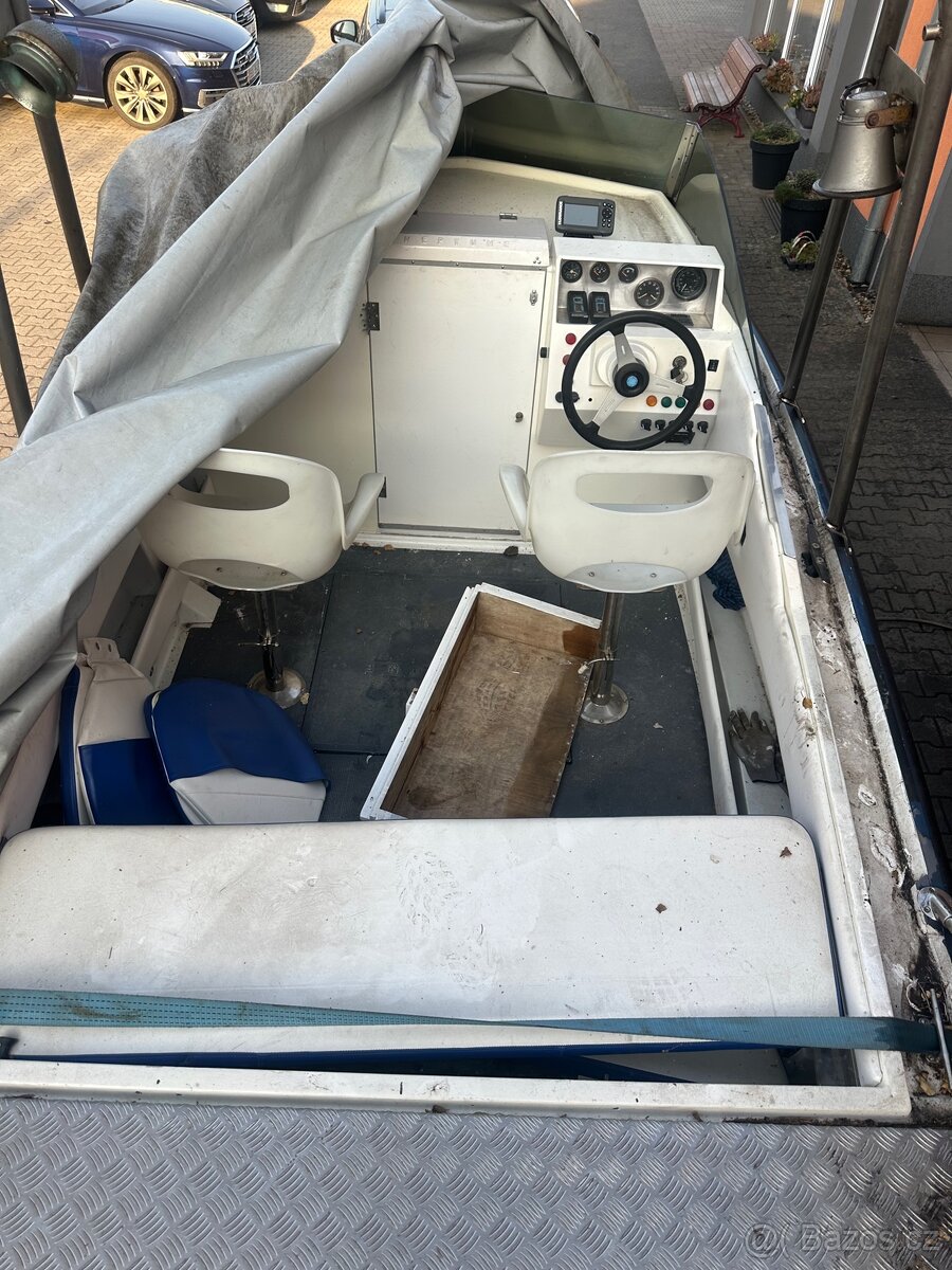 Motorový člun s kajutou