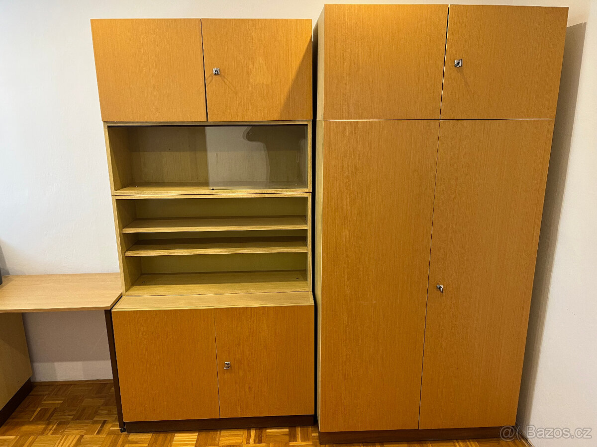 Staré skříně + stůl